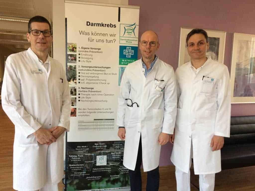 Zum Darmkrebs-Tag laden herzlich ein (v. l.): der Koordinator des Darmkrebszentrums Rheine, Chirurg Frank-Michael Lietz, sowie die Leiter des Darmkrebszentrums, Prof. Dr. Ralf Keller und Prof. Dr. Ulrich Steger.