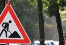 Absperrung und Verkehrsschild an einer gesperrten Straße