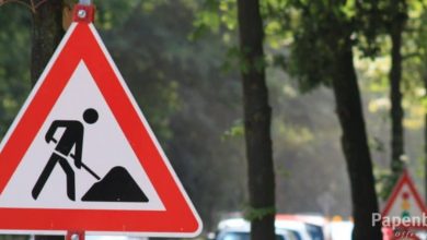 Absperrung und Verkehrsschild an einer gesperrten Straße