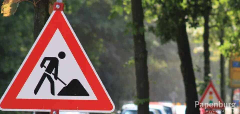 Absperrung und Verkehrsschild an einer gesperrten Straße