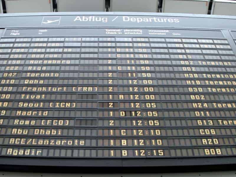 Ankunfts- und Abflugstafel an einem Flughafen, über dts Nachrichtenagentur