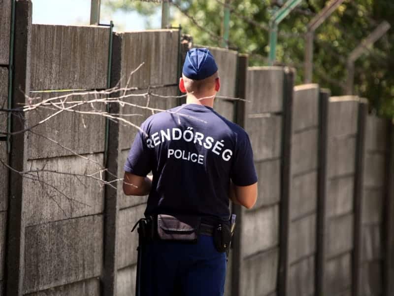 Ungarische Polizei an einer Mauer mit Stacheldraht, über dts Nachrichtenagentur