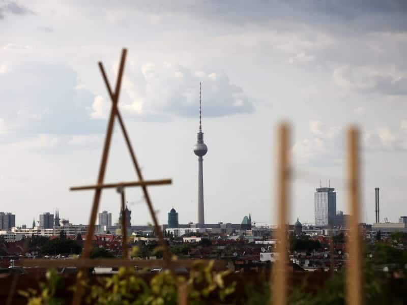 Dachterrasse in Berlin mit Blick auf den Berliner Fernsehturm, über dts Nachrichtenagentur