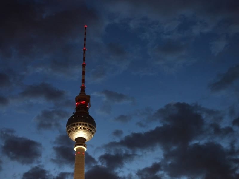 Berliner Fernsehturm bei Nacht, über dts Nachrichtenagentur