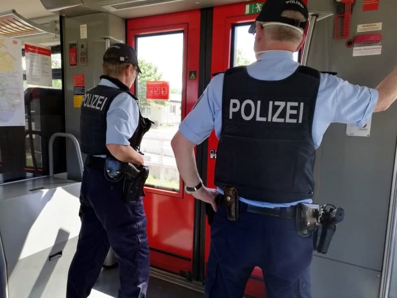 Zwei Polizisten im Zug, über dts Nachrichtenagentur