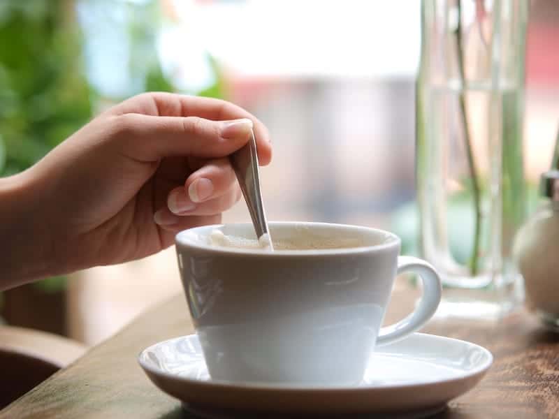 Eine Tasse Kaffee in einem Café, über dts Nachrichtenagentur