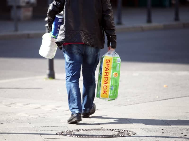 Mann mit Klopapier, über dts Nachrichtenagentur