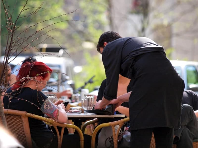 Bedienung in einem Café, über dts Nachrichtenagentur