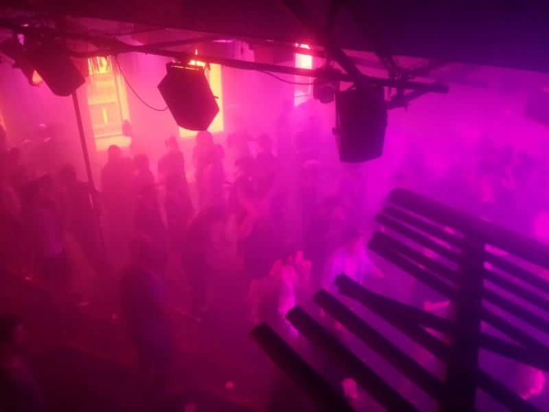 Tanzende in einem Techno-Club, über dts Nachrichtenagentur