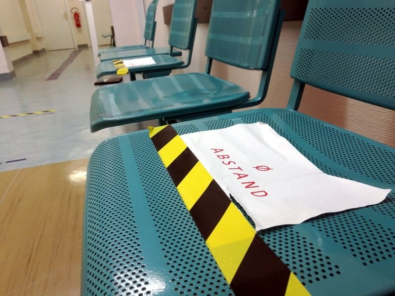Sitzbänke mit Corona-Abstandshinweis im Krankenhaus, über dts Nachrichtenagentur