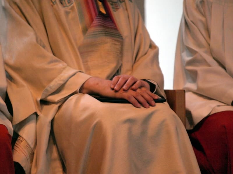 Katholischer Pfarrer bei einer Messe zwischen Ministranten, über dts Nachrichtenagentur
