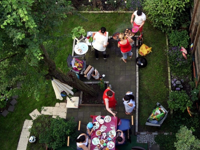 Menschen grillen im Hinterhof, über dts Nachrichtenagentur