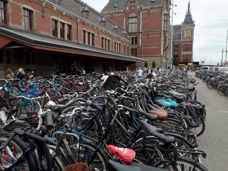 Fahrräder am Bahnhof Amsterdam Centraal, über dts Nachrichtenagentur
