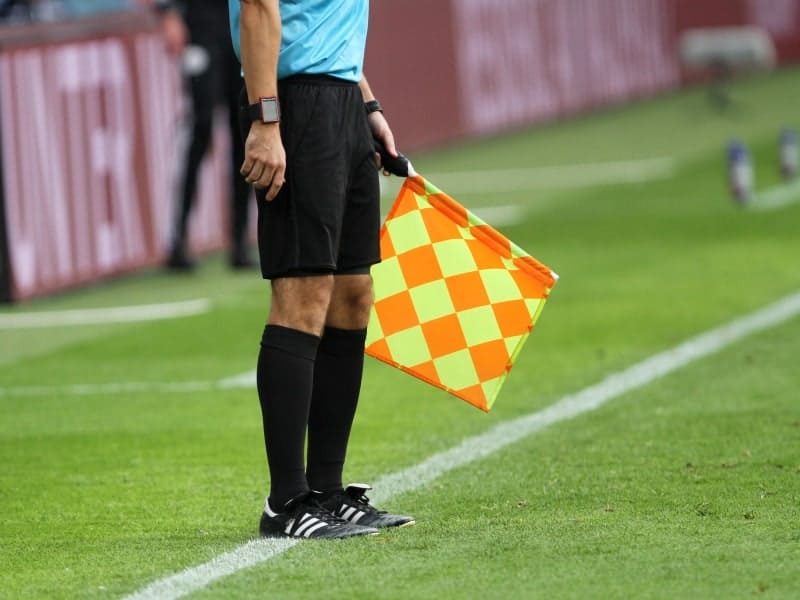 Linienrichter beim Fußball mit Fahne, über dts Nachrichtenagentur