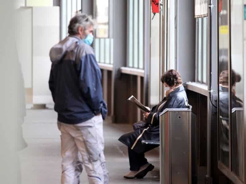 Fahrgäste mit Mund-Nasen-Schutz, über dts Nachrichtenagentur