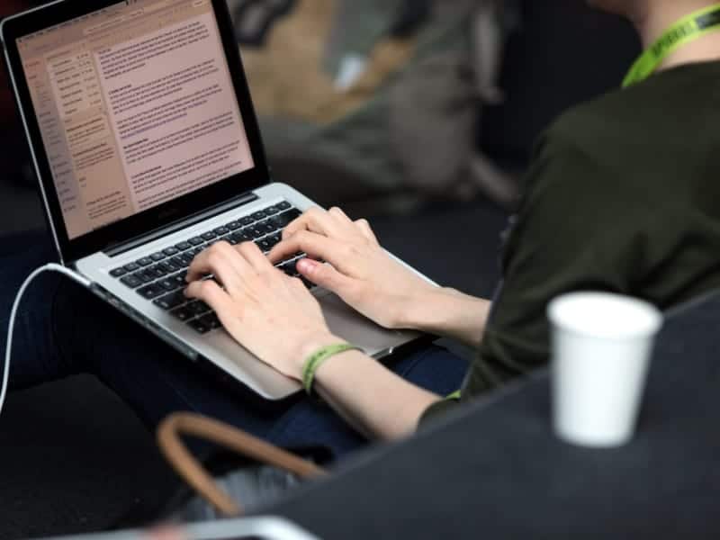 Frau an einem Laptop, über dts Nachrichtenagentur
