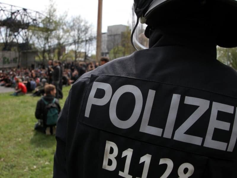 Polizei mit linken Gegendemonstranten, über dts Nachrichtenagentur
