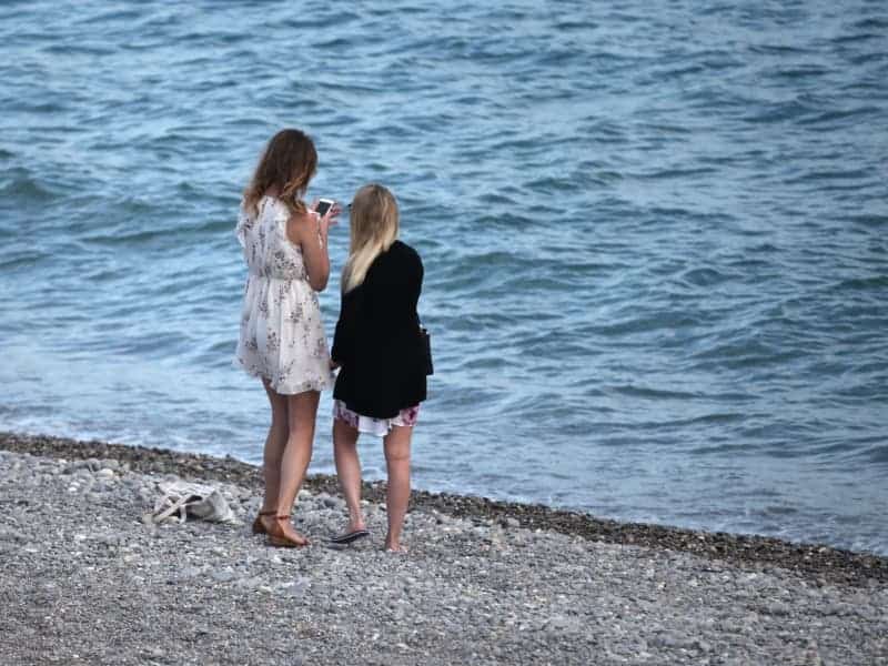 Zwei junge Frauen am Strand, über dts Nachrichtenagentur