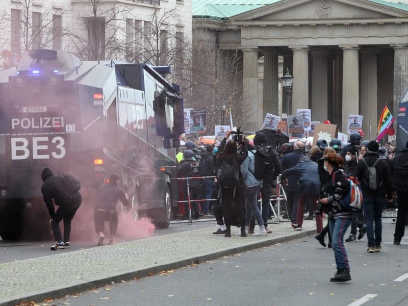 Böller-Wurf bei Corona-Protest am 18.11.2020, über dts Nachrichtenagentur