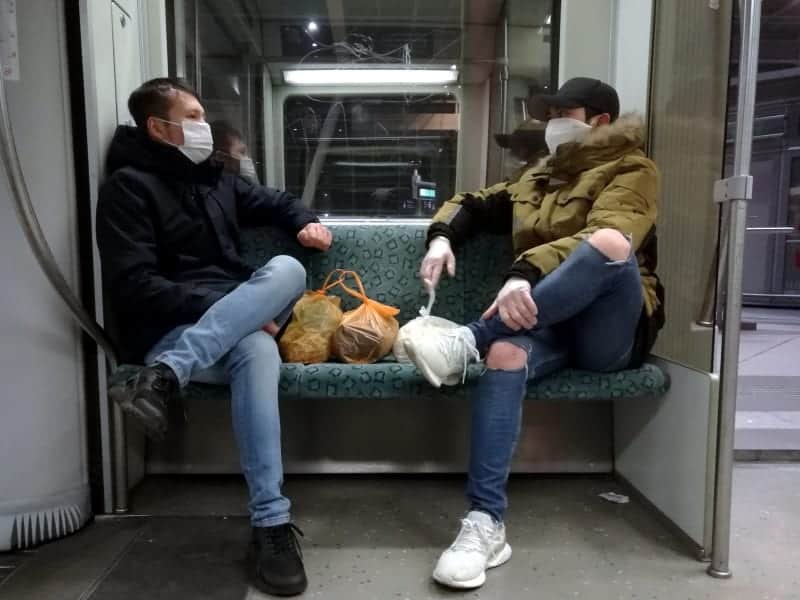 Zwei Männer mit Atemschutzmaske in Berliner S-Bahn, über dts Nachrichtenagentur