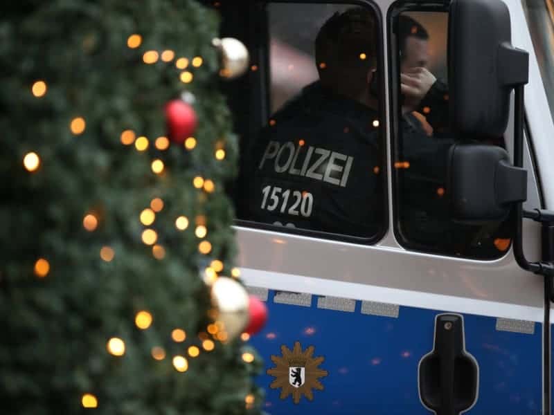 Polizei auf Weihnachtsmarkt, über dts Nachrichtenagentur