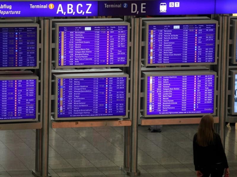 Frau vor Informationstafel am Frankfurter Flughafen, über dts Nachrichtenagentur