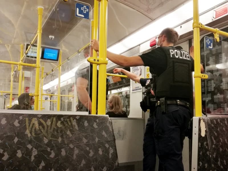 Polizei kontrolliert Maskenpflicht in U-Bahn, über dts Nachrichtenagentur