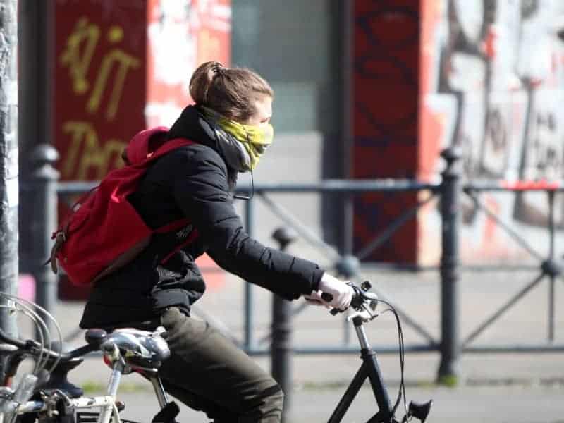 Frau mit Schal und Handschuhen, über dts Nachrichtenagentur