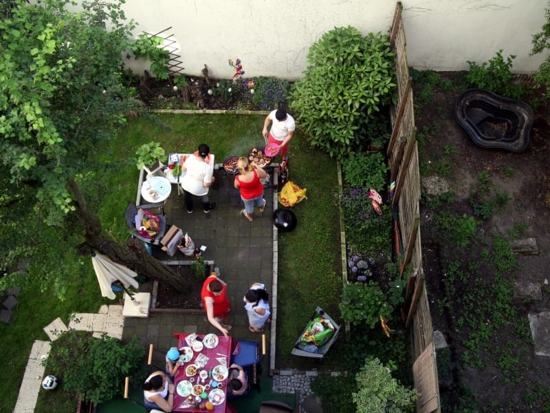 Nachbarn grillen im Hinterhof, über dts Nachrichtenagentur