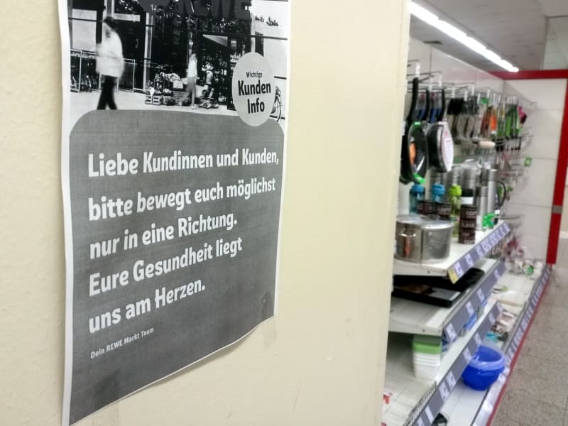 Supermarkt mit Corona-Hinweis, über dts Nachrichtenagentur
