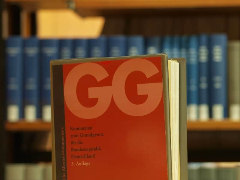Ausgabe des Grundgesetzes in einer Bibliothek, über dts Nachrichtenagentur