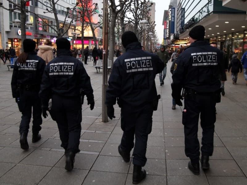 Polizei in einer Fußgängerzone, über dts Nachrichtenagentur