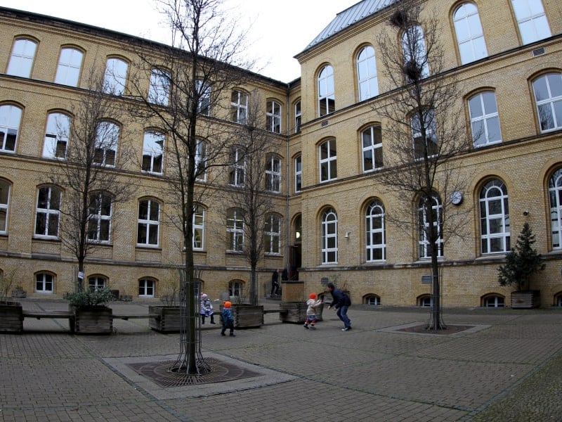 Kinder spielen auf einem Schulhof, über dts Nachrichtenagentur