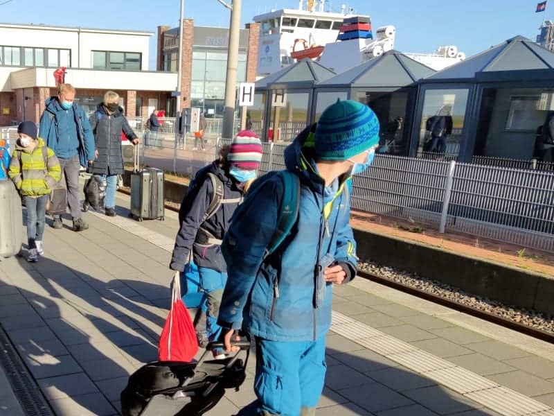 Urlauber reisen mit Schutzmaske ab, über dts Nachrichtenagentur