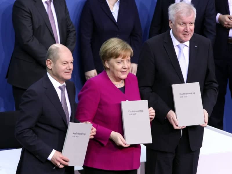 Scholz, Merkel und Seehofer mit Koalitionsvertrag 2018-2021, über dts Nachrichtenagentur