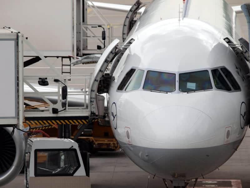 Lufthansa-Maschine wird am Flughafen beladen, über dts Nachrichtenagentur