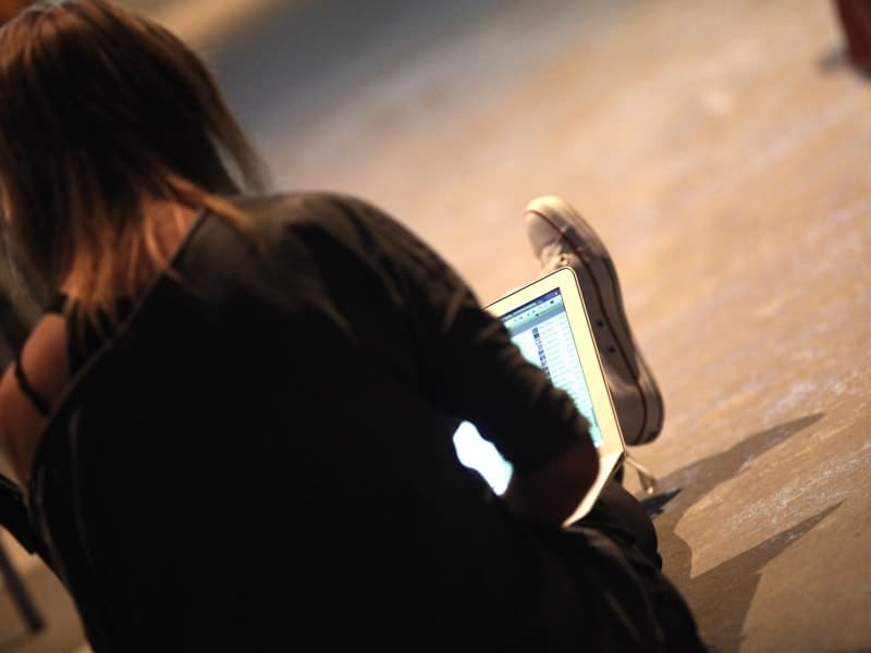 Computer-Nutzerin auf Facebook, über dts Nachrichtenagentur