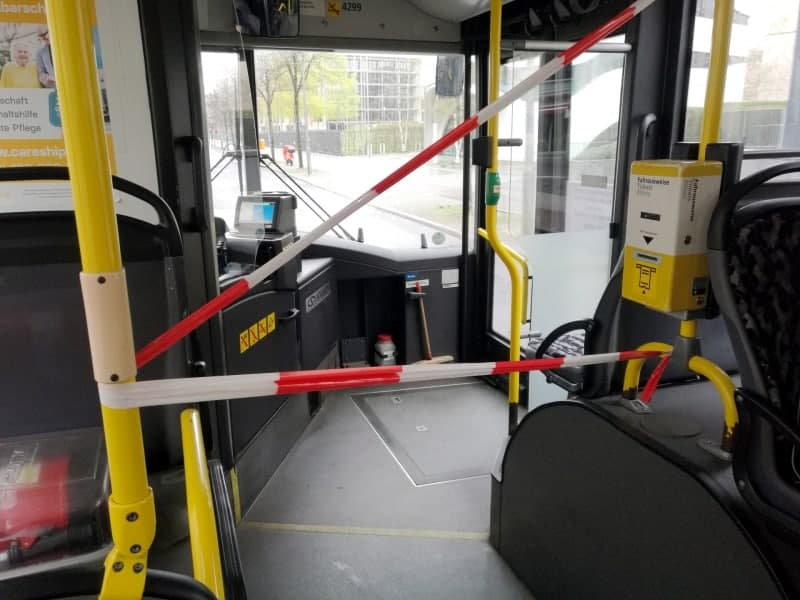 Abstandsmarkierung im Bus, über dts Nachrichtenagentur