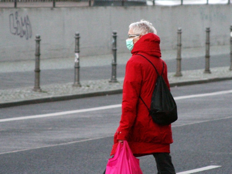 Seniorin mit Mundschutz und Einkaufstüte, über dts Nachrichtenagentur