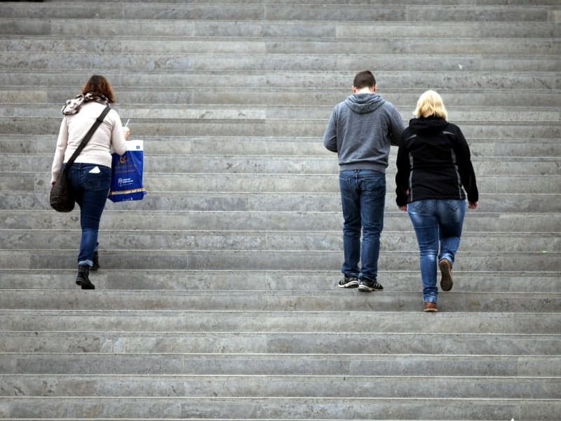 Drei Personen gehen eine Treppe hinauf, über dts Nachrichtenagentur