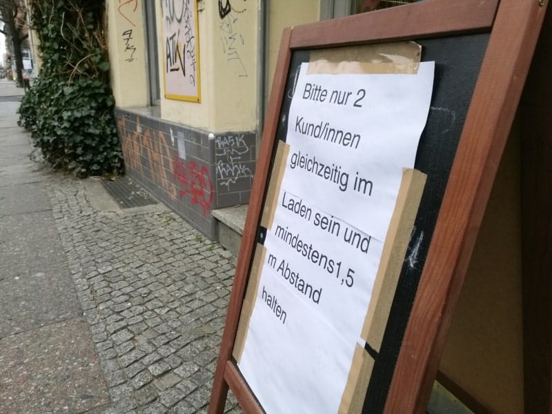 Abstandshinweis vor einem Laden, über dts Nachrichtenagentur
