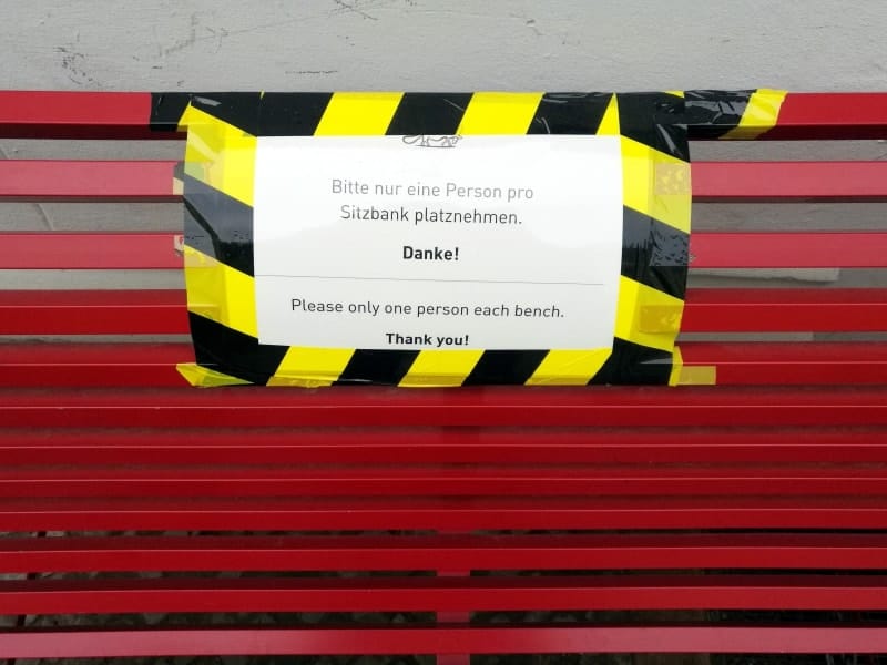 Sitzbank mit Corona-Warnhinweis, über dts Nachrichtenagentur