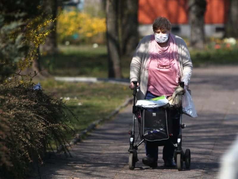 Alte Frau mit Mundschutz, über dts Nachrichtenagentur
