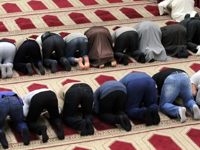 Gläubige Muslime beim Gebet in einer Moschee, über dts Nachrichtenagentur