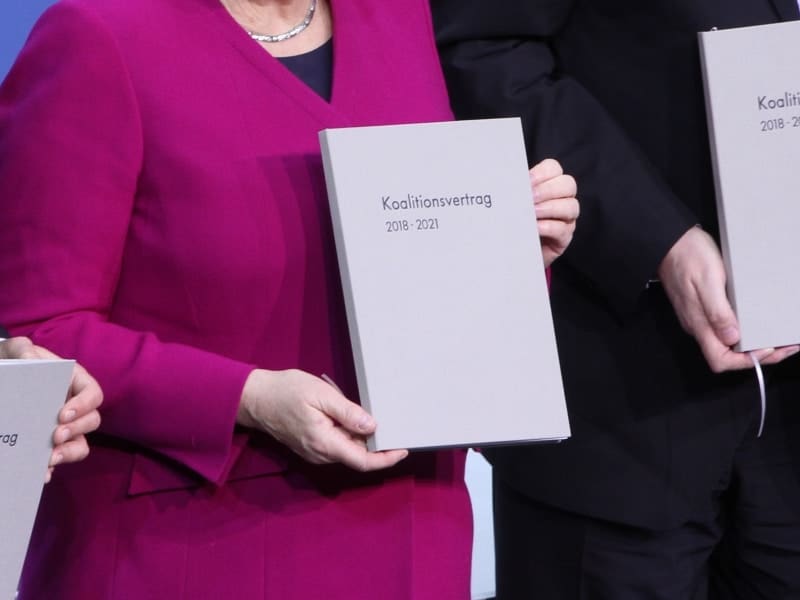 Scholz, Merkel und Seehofer mit Koalitionsvertrag 2018-2021, über dts Nachrichtenagentur
