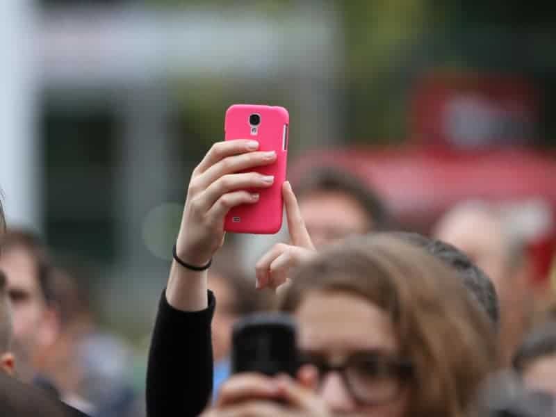Frau mit Smartphone, über dts Nachrichtenagentur