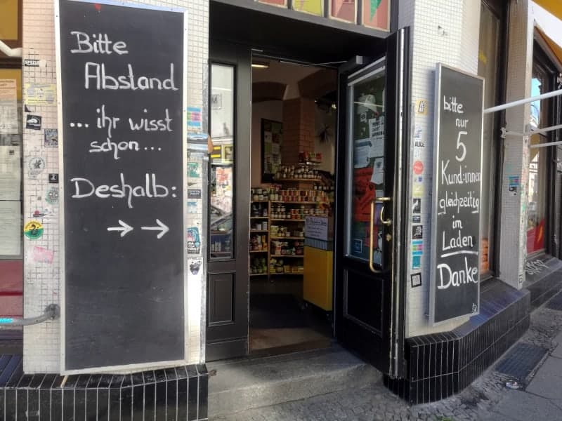 Supermarkt mit Corona-Hinweis, über dts Nachrichtenagentur