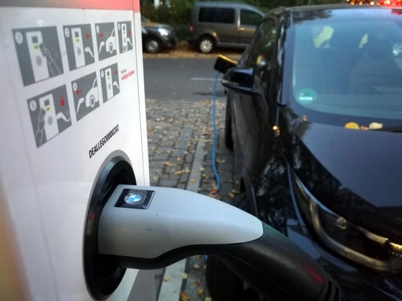 Elektroauto an einer Ladestation, über dts Nachrichtenagentur