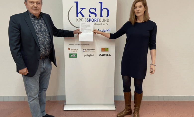 Michael Koop, KSB-Präsident und Vera Goldschmidt, Geschäftsführerin Goldschmidt GmbH bei der Vertragsunterzeichnung in Sögel.