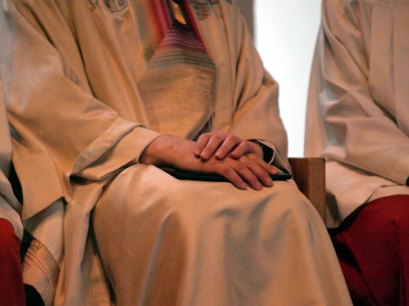 Katholischer Pfarrer bei einer Messe zwischen Ministranten, über dts Nachrichtenagentur